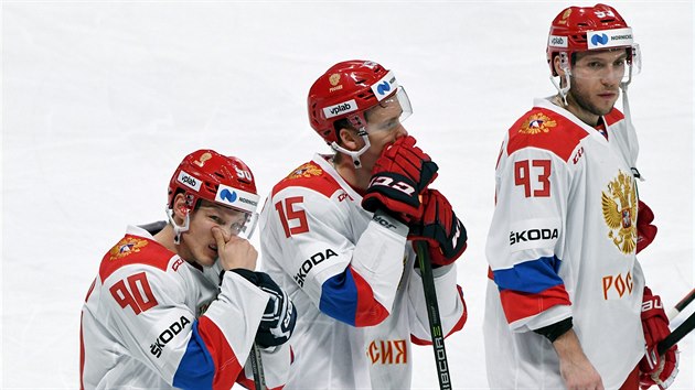 Zklaman Rusov (zleva) Nikita Sonikov, Pavel Karnauchov and Arom Sergejev po porce s eskem.