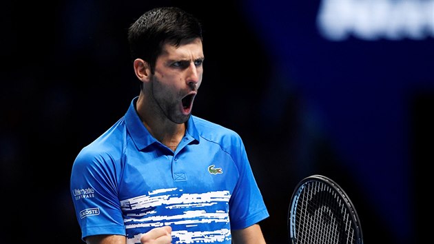 Novak Djokovi oslavuje vtzn m na Turnaji mistr.