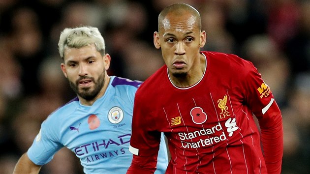 Fabinho z Liverpoolu (vpravo) a Sergio Aguero z Manchesteru City.