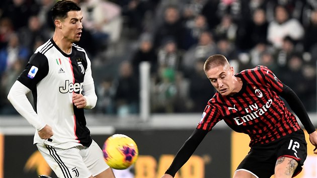 Cristiano Ronaldo z Juventusu (vlevo) a Andrea Conti z AC Miln