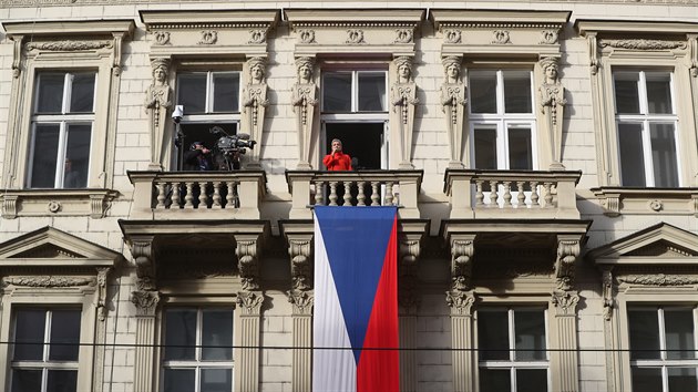 Opern pvkyn Dagmar Peckov pi zpvu sttn hymny z balkonu palce Metro na Nrodn td v Praze. (17. listopadu 2019)