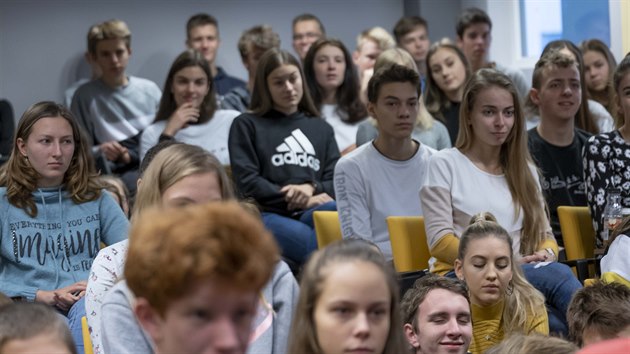 Jarmila Šťulíková jako poslední přeživší vypálené osady Ležáky besedovala se studenty gymnázia Mozartova v Pardubicích.