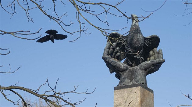 Na poest startu Zvodu mru vznikl nedaleko stejn pojmenovanho sdlit totem se symbolem kdysi slavnho zvodu cyklist.