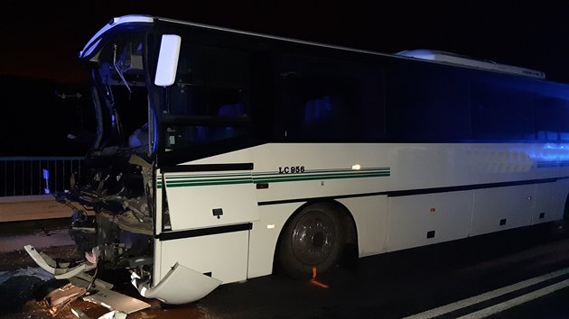 Nehoda autobusu s nklakem u Nov Vsi na Mlnicku. (14.11.2019)