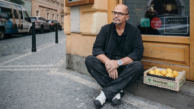 fkucha, vydavatel knih a restauratr Zdenk Pohlreich ped svou restaurac Divinis v centru Prahy