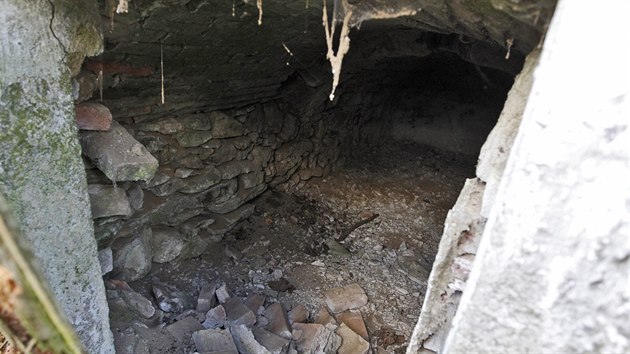 Nejkrsnj z podzemnch sklpk jsou vyklenuty ze skldanho kamene, jako tento v Loukch. To u by snad dnes ani nikdo neuml udlat, mn mstn obyvatelka Lenka Dankov.