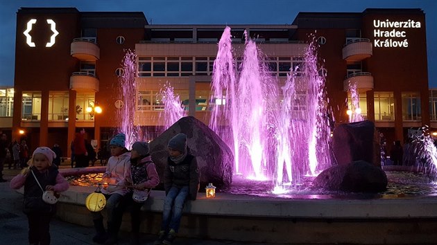 Univerzita Hradec Krlov pejmenovala prostor v kampusu s fontnou a lavikami na nmst Vclava Havla (16.11.2019).