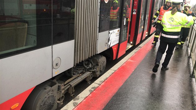 Na Evropsk v Praze 6 vykolejila tramvaj. (12. 11. 2019)