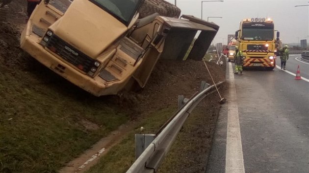 Bagr s nvsem se ztil na dlnici D1, (13. 11. 2019)