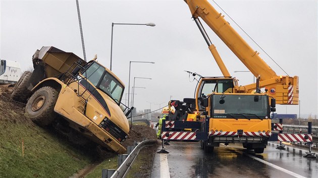 Bagr s nvsem se ztil na dlnici D1, (13. 11. 2019)