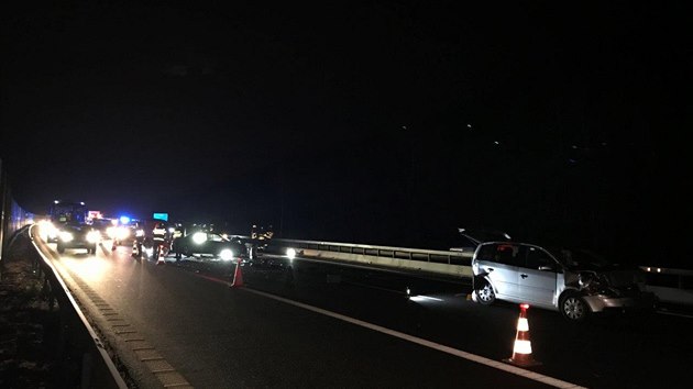 Na dlnici D5 u Berouna srazilo auto mue, kter se po nehod vracel k autu. (18.11.2019)