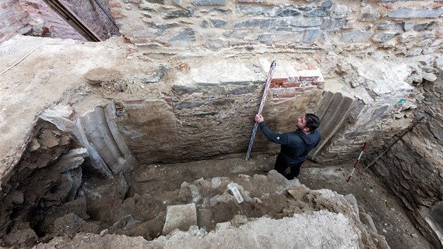 Archeologov odkryli na hrad Helftn bhem velk rekonstrukce tamnho palce gotick portl ze 14. stolet. Podle odbornk jde v rmci eska o uniktn objev.