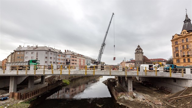 Dlnci u nyn dokonuj hrubou stavbu mostu v olomouck Komenskho ulici, kter v rmci budovn protipovodovch opaten na ece Morav nahradil pvodn most. Prce pln skon na jae (snmek z listopadu 2019).