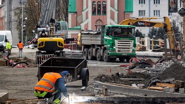 Dlnci u nyn dokonuj hrubou stavbu mostu v olomouck Komenskho ulici, kter v rmci budovn protipovodovch opaten na ece Morav nahradil pvodn most. Prce pln skon na jae (snmek z listopadu 2019).