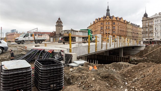 Dlnci u nyn dokonuj hrubou stavbu mostu v olomouck Komenskho ulici, kter v rmci budovn protipovodovch opaten na ece Morav nahradil pvodn most. Prce pln skon na jae (snmek z listopadu 2019).