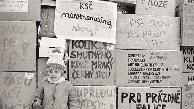 Nov uniktn kniha Olomouck okamiky 1989 pibliuje prostednictvm vce ne stovky historickch fotografi obdob konce komunismu na Olomoucku, ale i ve zbytku zem. Obsahuje mimo jin i snmek Mileny Valukov zachycujc ze z krabic se vzkazy naskldanch kolem okresnho vboru komunistick strany na olomouck Envelop.