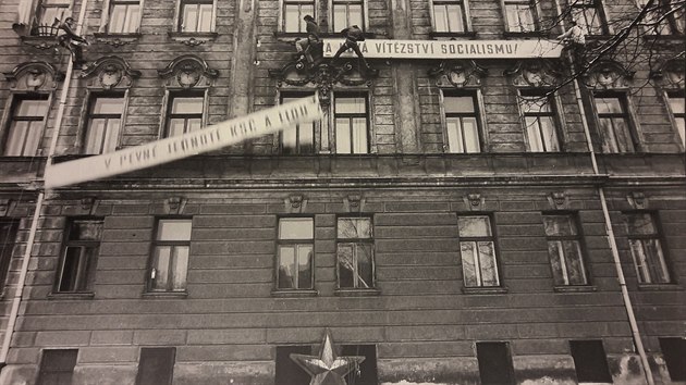 Nov uniktn kniha Olomouck okamiky 1989 pibliuje prostednictvm vce ne stovky historickch fotografi obdob konce komunismu na Olomoucku, ale i ve zbytku zem. Obsahuje mimo jin i snmek Petra Zatloukala z cyklu Gaudeamus pozen na nmst VSR v Olomouci v prosinci 1989.