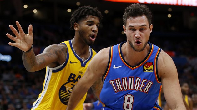 Danilo Gallinari (8) z Oklahoma City pod tlakem Marqueseho Chrisse z Golden State.