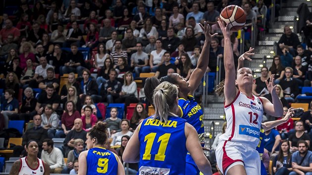 esk basketbalistka Tereza Vyoralov (vpravo) zakonuje proti Rumunsku.