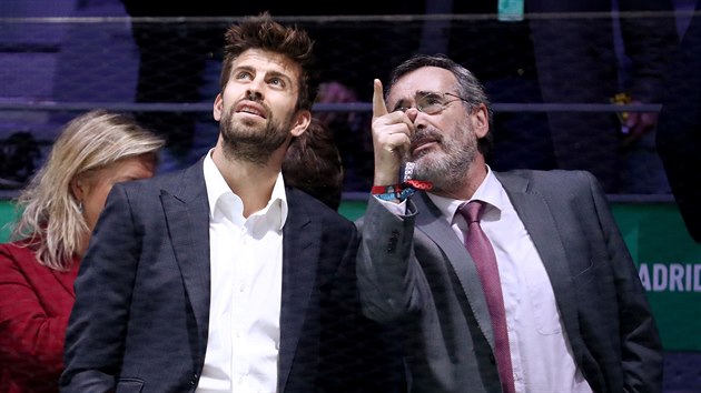 Gerard Piqu (vlevo) jako organiztor finlovho turnaje Davis Cupu