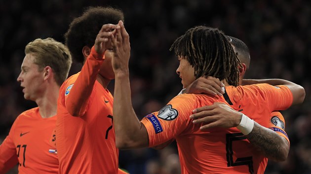 Nizozemsk fotbalista Nathan Ake (vpravo) skroval proti Estonsku.