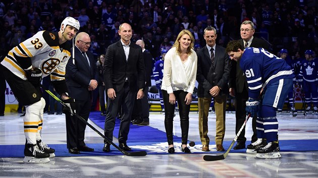 Slavnostn buly ped duelem Toronto - Boston, zcela vpravo nov len Hokejov sn slvy Vclav Nedomansk.