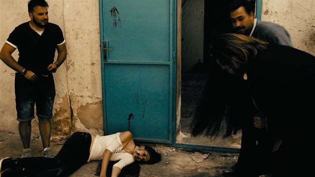 V jedné scéně se dívky držené ve staré továrně pokusí utéct, jejich záměr však únosci velmi rychle odhalí a v zárodku překazí.