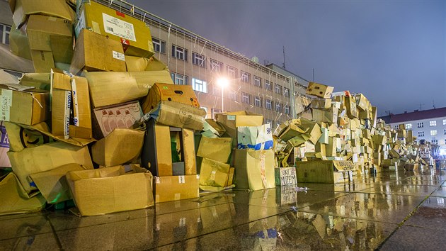 D隝 poniil paprovou ze na hradeckm Ulrichov nmst (13. 11. 2019).