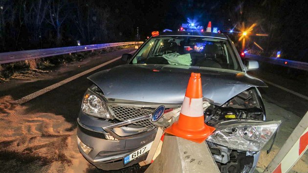 idi naboural do betonov zbrany v Zmli na Rychnovsku (17. 11. 2019).