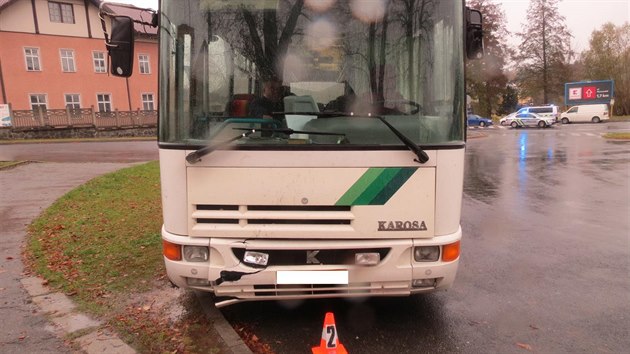 Policist et nehodu v Domalicch, pi kter se nkladnmu autu uvolnilo za jzdy kolo a narazilo do protijedoucho autobusu.