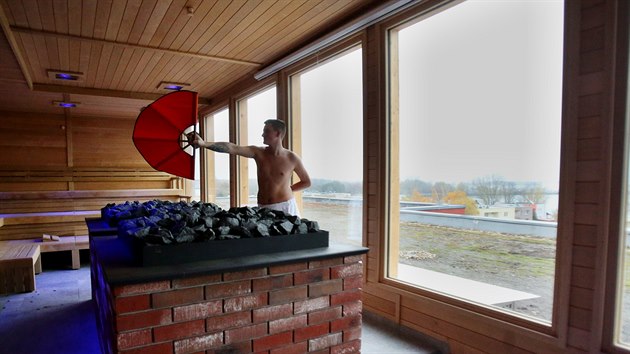 Prosklen sauna pro stovku lid nabdne scnick osvtlen, prostorov zvuk i exkluzivn vhled.