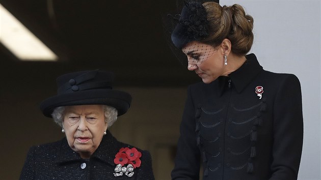 Britsk krlovna Albta II. a vvodkyn z Cambridge Kate pi pipomnce obti prvn svtov vlky (Londn, 10. listopadu 2019)