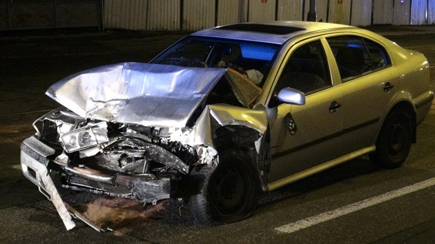 Ujdjc idi naboural v Podbradsk ulici do auta mstsk policie. Oba strnci z vozu utrpli zrann, jeden z nich stedn tk. (15. listopadu 2019)