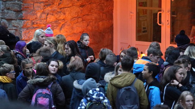 V Lysicch na Blanensku se lid seli ped zkladn kolou, aby uctili pamtku uitelky, kter zahynula pi nehod autobusu na Mlnicku. (15. 11. 2019)