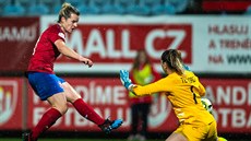 Česká fotbalistka Tereza Szewieczková se snaží překonat Carly Telfordovou v... Česká fotbalistka Tereza Szewieczková se snaží překonat Carly Telfordovou v...