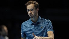 Daniil Medvedv gestikuluje v utkání s Rafaelem Nadalem na Turnaji mistr.