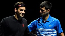 Roger Federer (vlevo) a Novak Djokovi ped vzájemným soubojem na Turnaji...