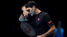 Roger Federer v utkání s Novakem Djokoviem.