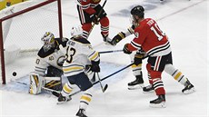 Jonathan Toews z Chicaga dává gól v utkání proti Buffalu. Jonathan Toews z Chicaga dává gól v utkání proti Buffalu.