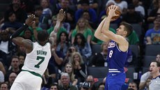 Bogdan Bogdanovič ze Sacramenta střílí na koš Bostonu. Bogdan Bogdanovič ze Sacramenta střílí na koš Bostonu.