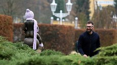 Františkolázeňská socha Františka zahalená do zimních oblečků. Františkolázeňská socha Františka zahalená do zimních oblečků.