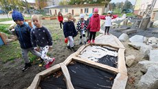 Děti z předškolní třídy Základní školy Skalná mají novou ekozahradu. Děti z předškolní třídy Základní školy Skalná mají novou ekozahradu.