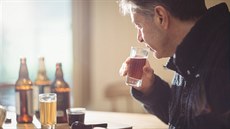 Muž pijící alkohol. Muž pijící alkohol.