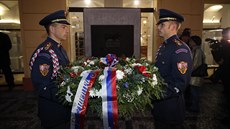 Slovenská prezidentka Zuzana aputová poloila vnec k Památníku 17. listopadu...