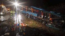 Autobus, který po srážce s nákladním autem havaroval u Nitry. (13. listopadu... Autobus, který po srážce s nákladním autem havaroval u Nitry. (13. listopadu...