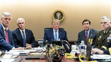 Americký prezident Donald trump sleduje společně s viceprezidentem Mikem... Americký prezident Donald trump sleduje společně s viceprezidentem Mikem...