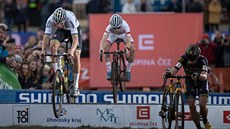 Nizozemec Mathieu van der Poel (vlevo), Belgian Eli Iserbyt (uprosted) a...