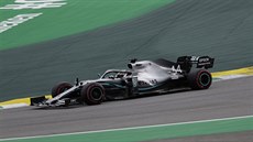 Lewis Hamilton z Mercedesu bhem kvalifikace na Velkou cenu Brazílie formule 1.