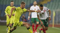 Marcelinho z Bulharska (vpravo) uniká s balonem, zastavit se ho snaží Tomáš... Marcelinho z Bulharska (vpravo) uniká s balonem, zastavit se ho snaží Tomáš...