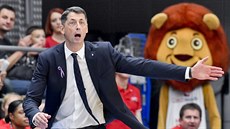 Trenér českého týmu Štefan Svitek uděluje svým svěřenkyním pokyny během zápasu... Trenér českého týmu Štefan Svitek uděluje svým svěřenkyním pokyny během zápasu...
